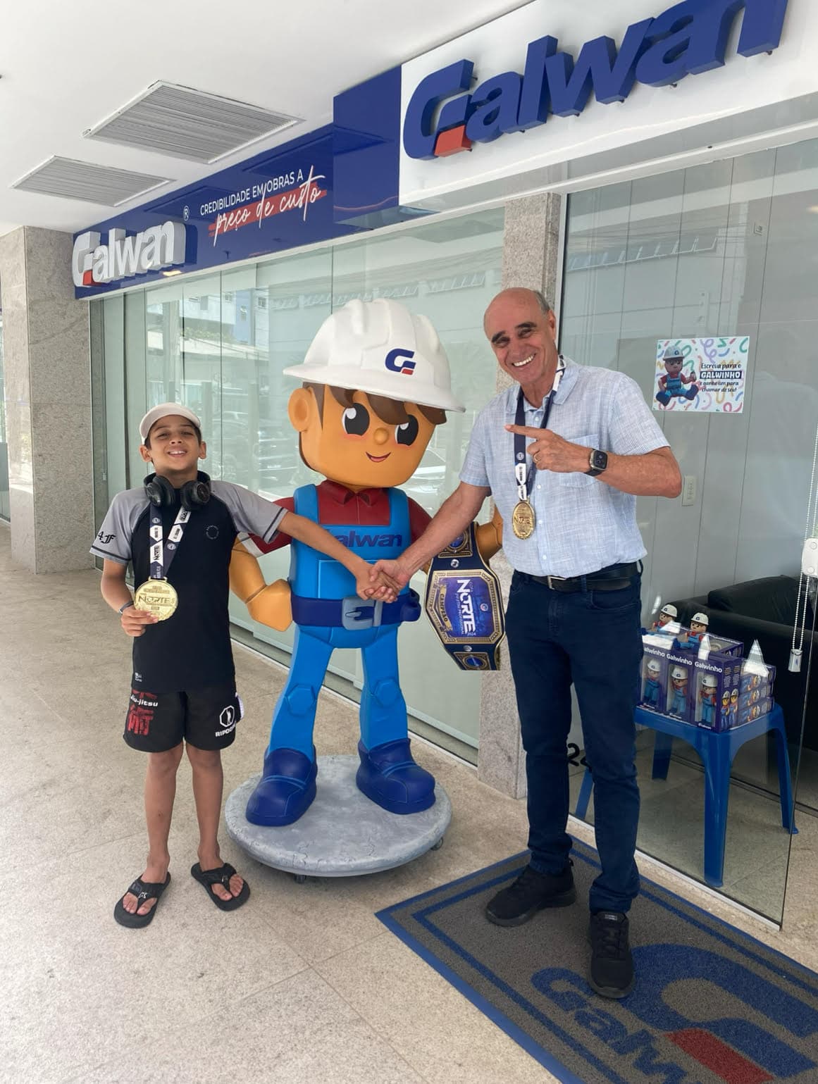 Atleta mirim conquista cinturão e vai à Galwan agradecer patrocínio