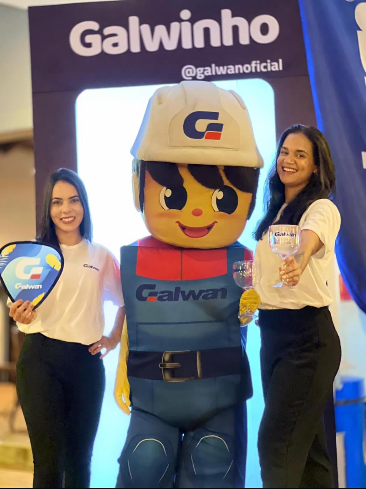 Em clima verão, Galwinho vai para a balada