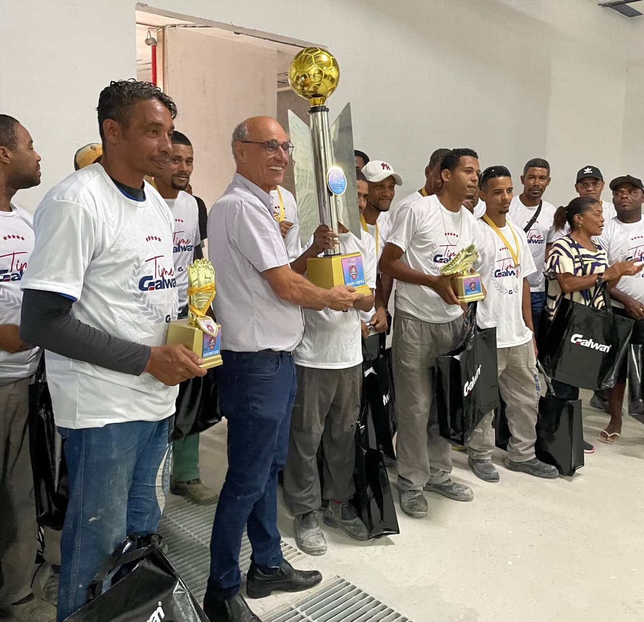 Time campeão recebe homenagem e prêmios da Galwan